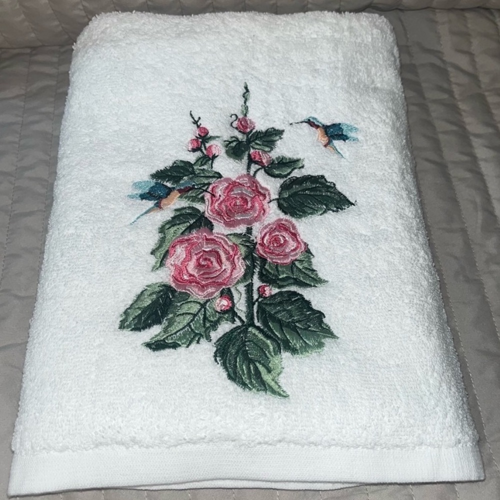 VTG Bath towel embroidered Hummingbirds Pink Roses  Kathy Hatch Art ~ Taiwan NWT